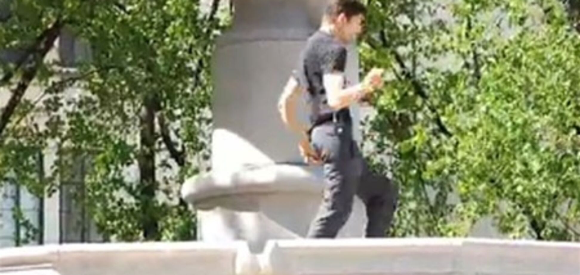 Люди по всему миру танцуют на улицах, борясь с ожирением. Видео