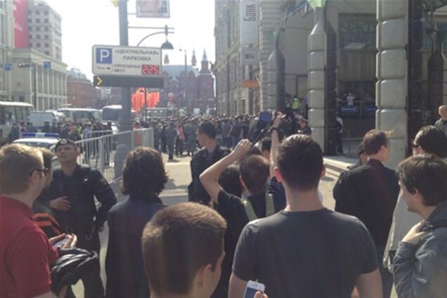 Полиция разгоняет протестующих возле Кремля. Фото, видео