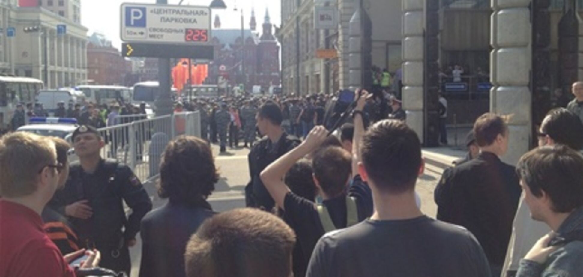 Полиция разгоняет протестующих возле Кремля. Фото, видео