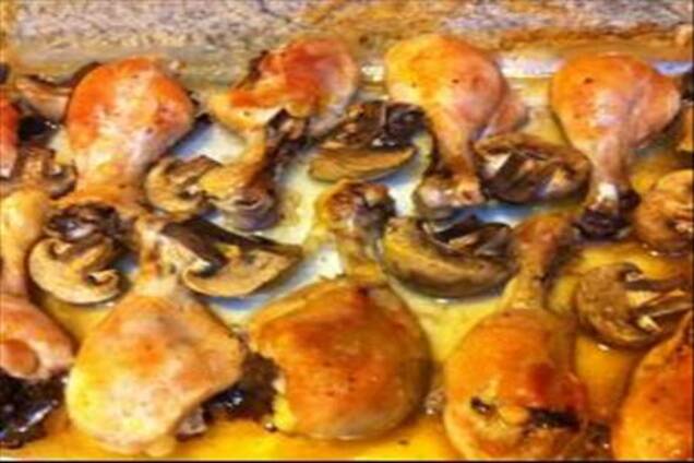 Куриные голени с грибами в духовке