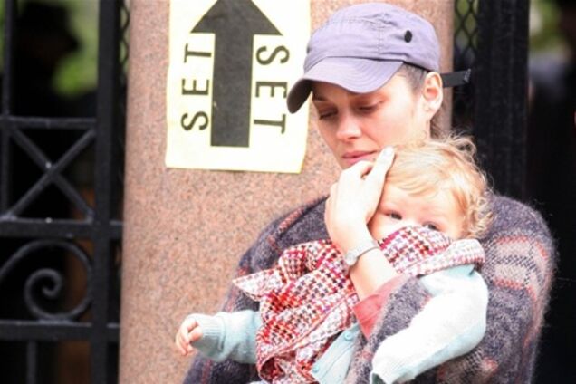 Марион Котийяр привезла Марселя к папе на работу. Фото