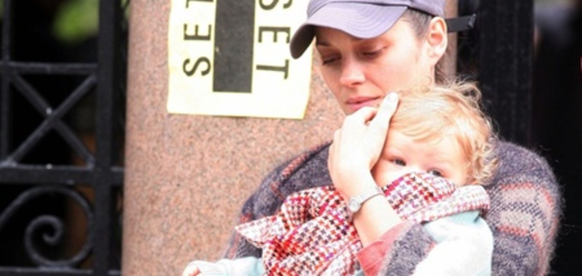 Марион Котийяр привезла Марселя к папе на работу. Фото