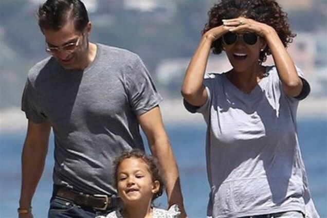 Берри гуляет с женихом и дочерью в Малибу. Фото