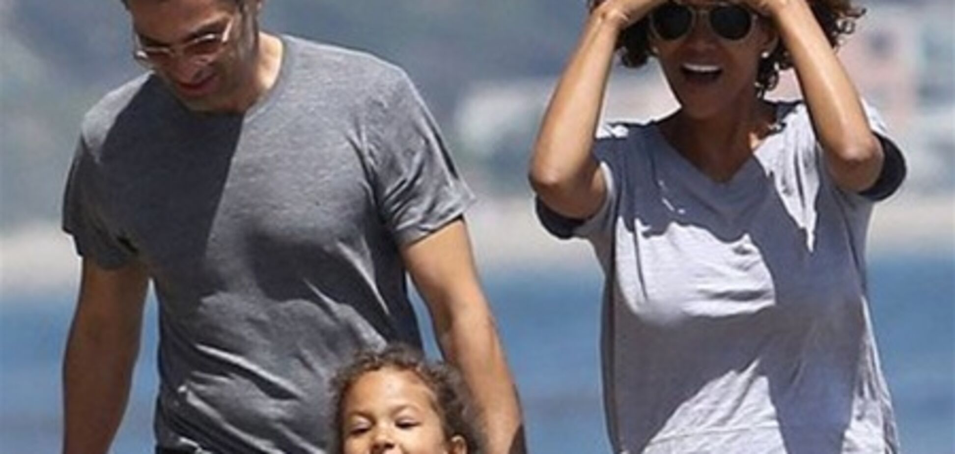 Берри гуляет с женихом и дочерью в Малибу. Фото