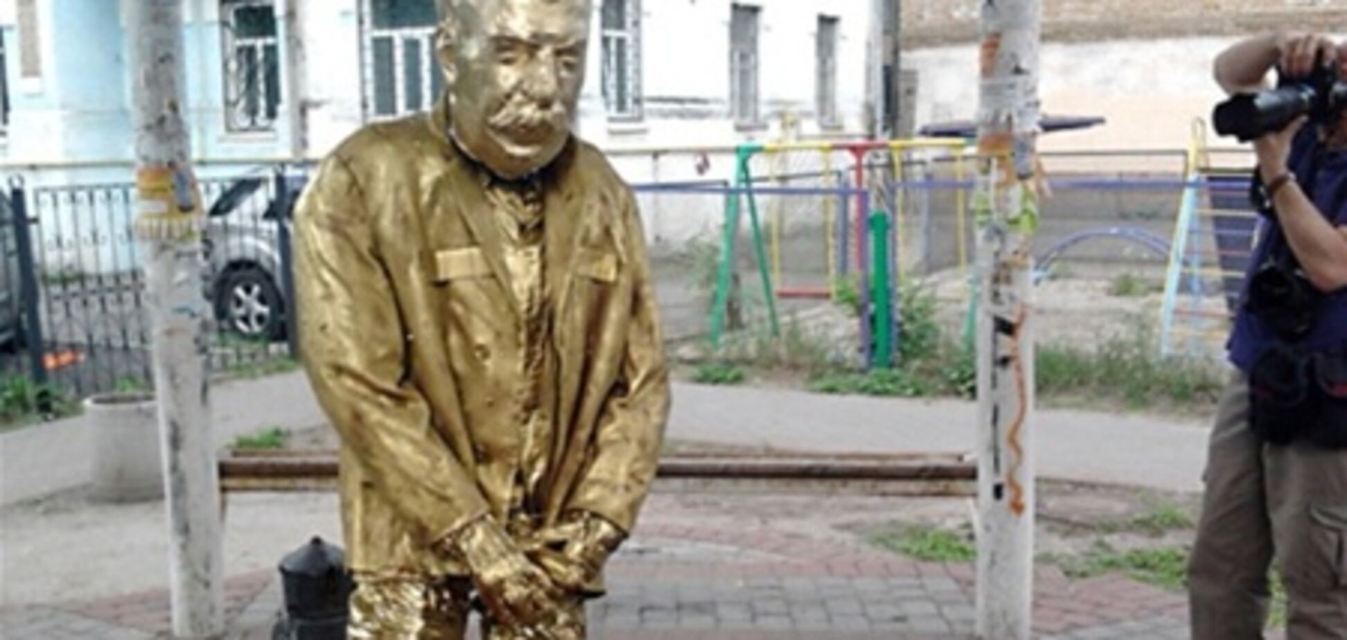 В Киеве и Львове появились памятники писающему Сталину