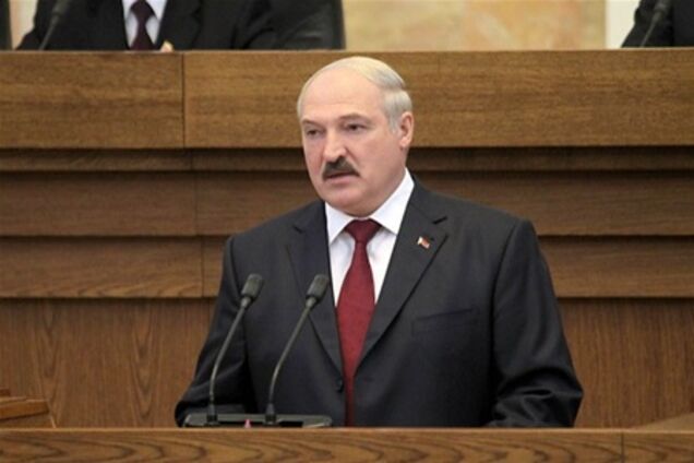Лукашенко поскаржився, що заробляє всього $ 2000 на місяць