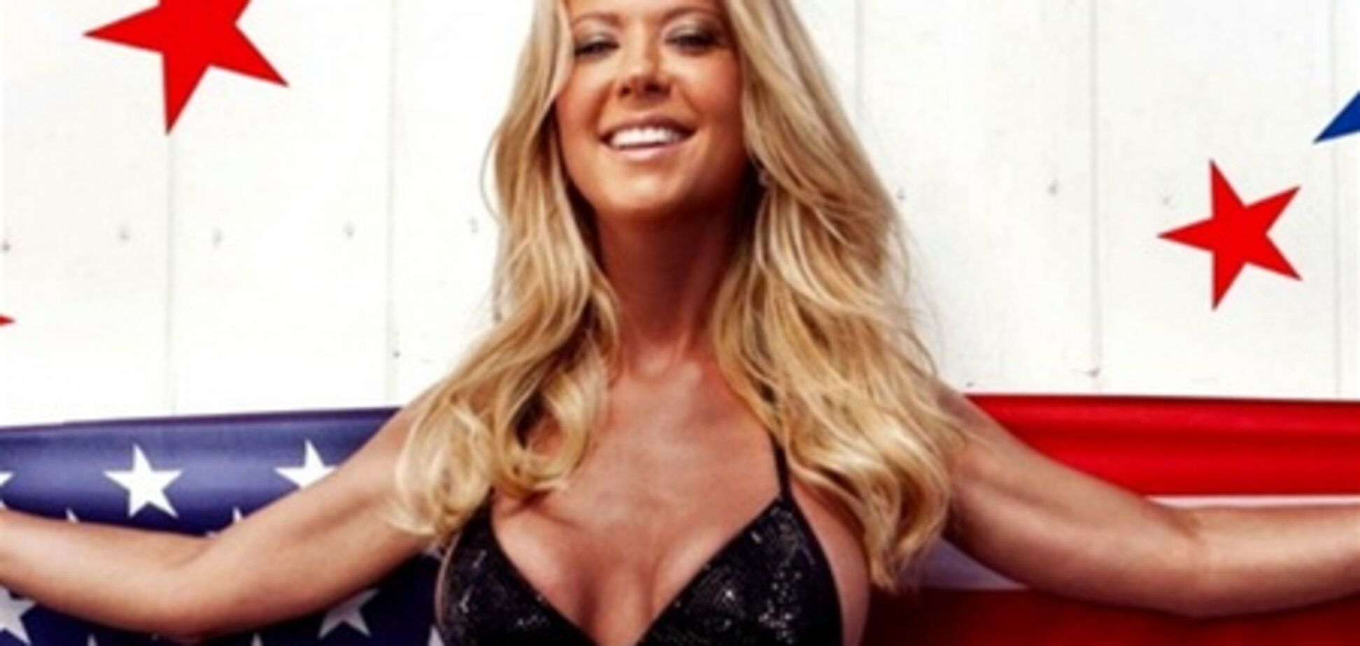 Жуткий силикон на фоне американского флага