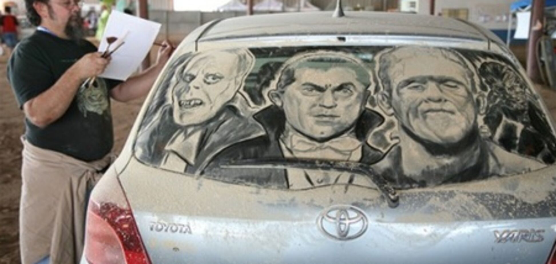 Красивые рисунки на забрызганных грязью машинах. Фото