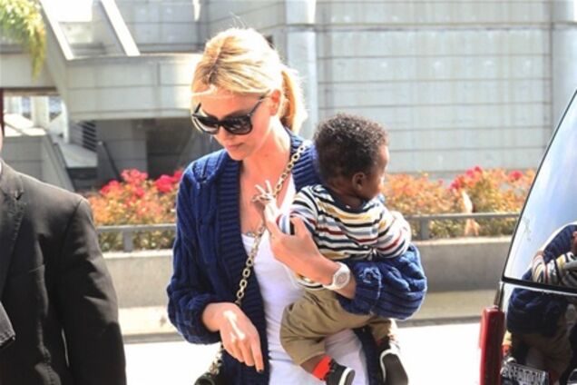 Шарлиз Терон перестала скрывать сына. Фото