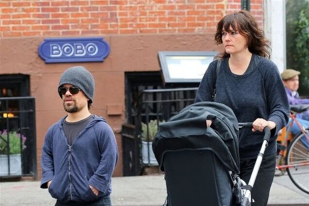 Питер Динклэйдж гуляет с семьей по Манхэттену. Фото