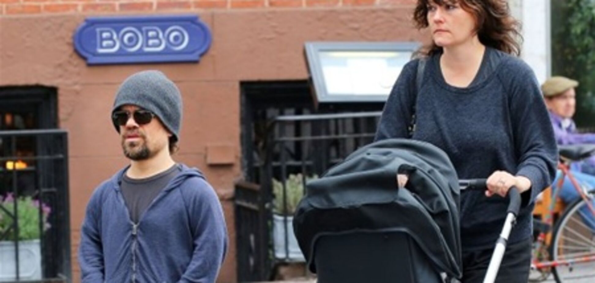 Питер Динклэйдж гуляет с семьей по Манхэттену. Фото