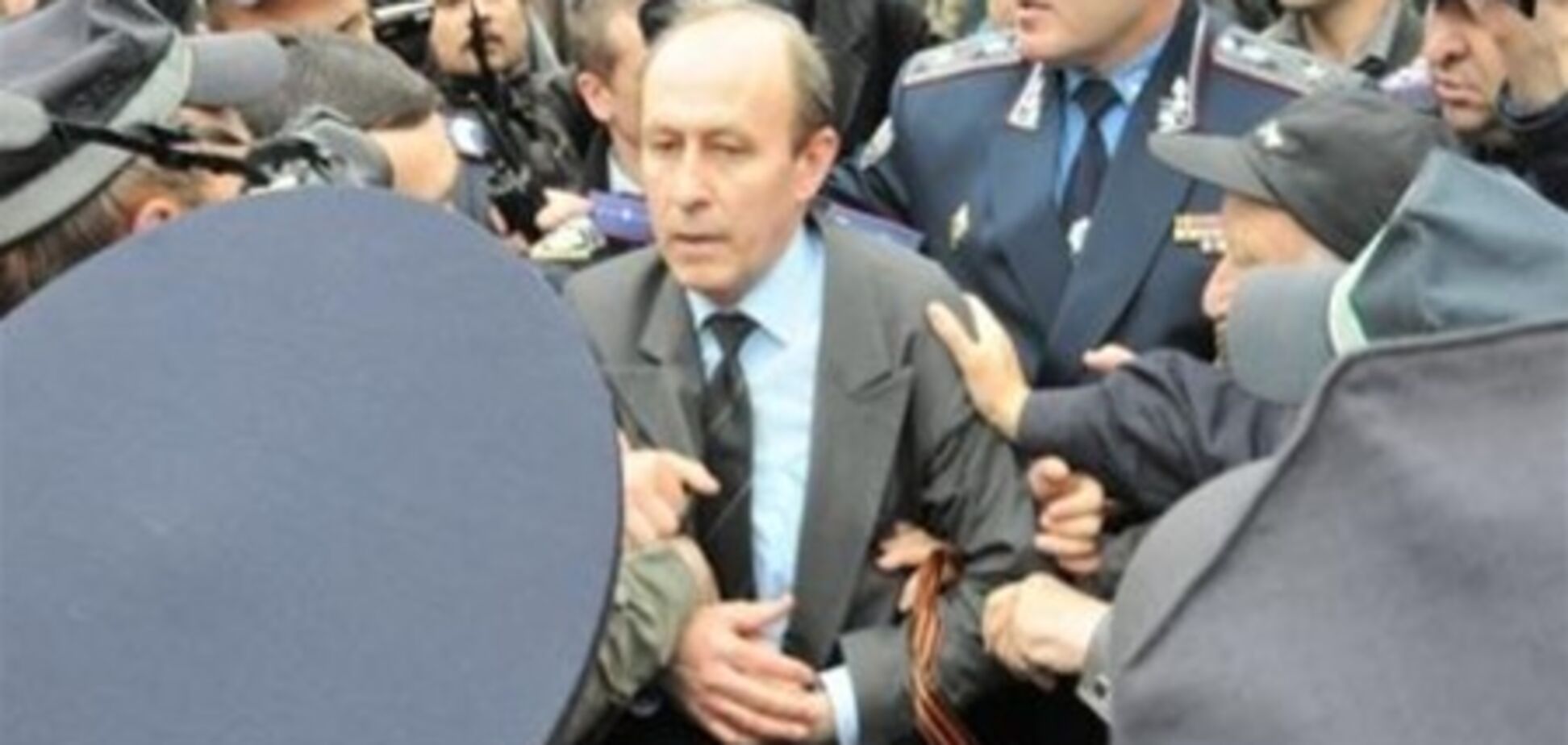 Во Львове произошла стычка из-за знамени Победы