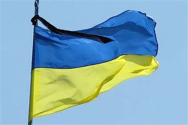 Во Львове вывесили украинские флаги с траурными лентами