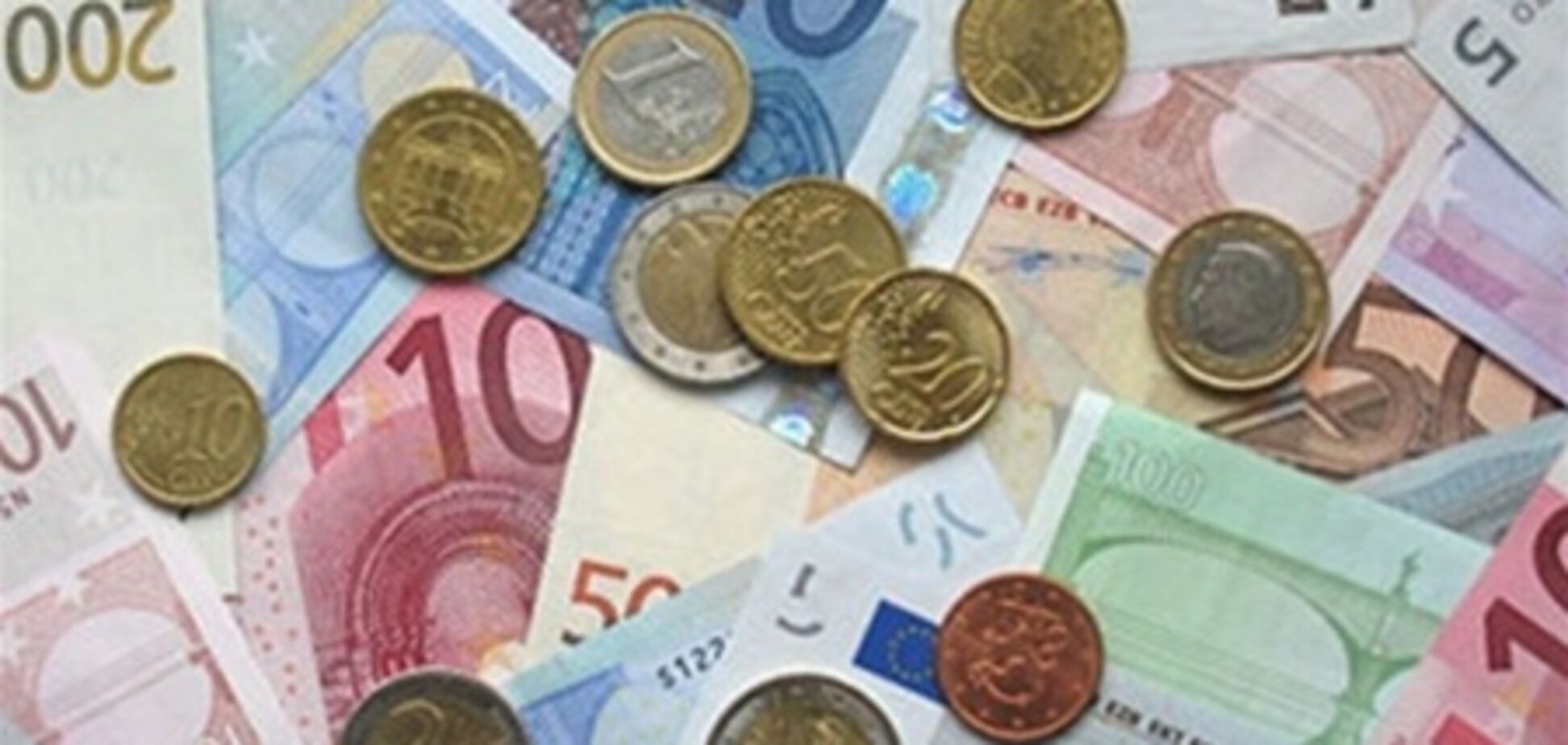 На межбанке евро подешевел на 7 копеек