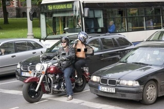 Мотоциклистки из Риги благодарили водителей в стиле 'ню'. Фото