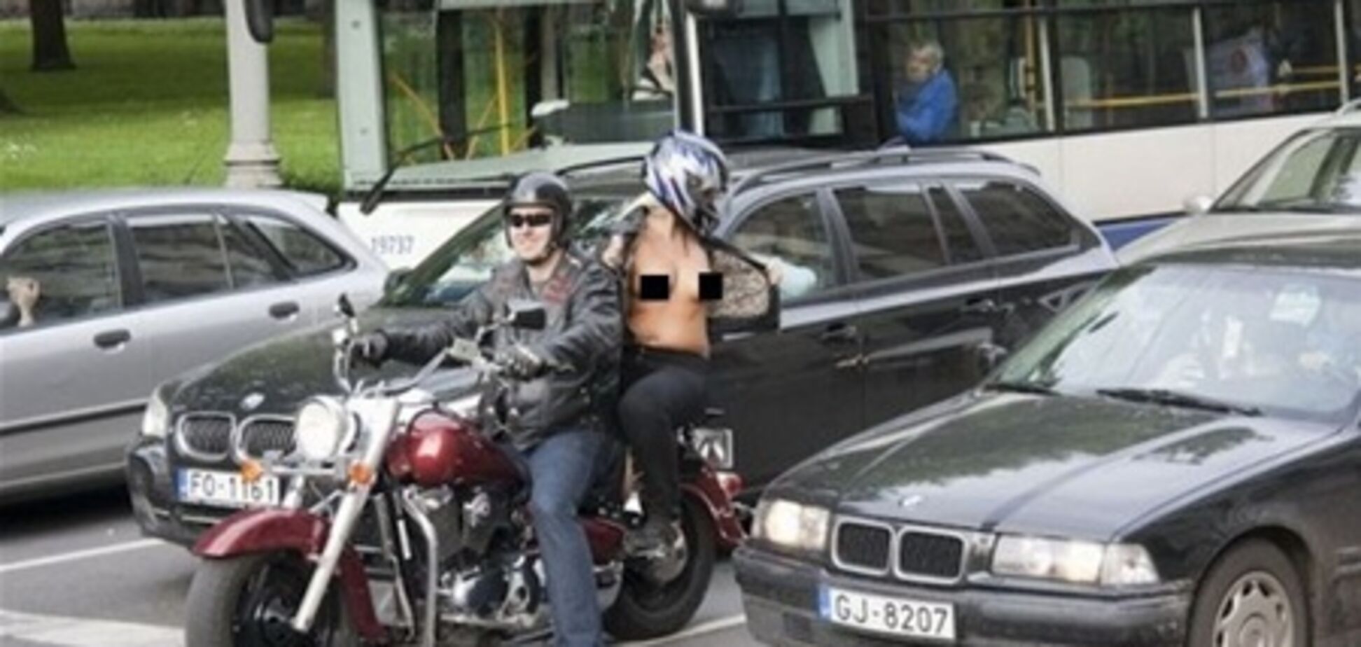 Мотоциклистки из Риги благодарили водителей в стиле 'ню'. Фото