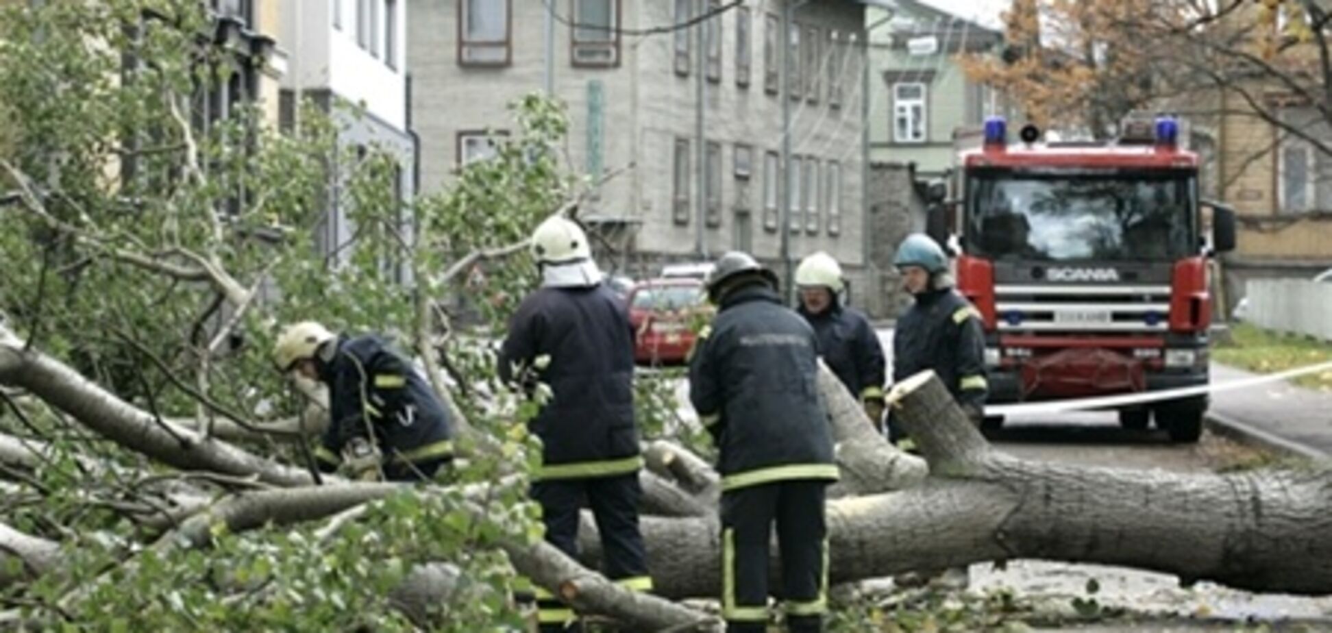 На Черниговщине сильный ветер повредил крыши десятков зданий