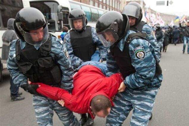 Под 'Олимпийским' соратники Тимошенко подрались с 'Беркутом'