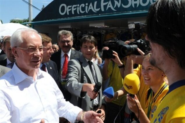 Азаров поспорил со шведским болельщиком на бутылку пива