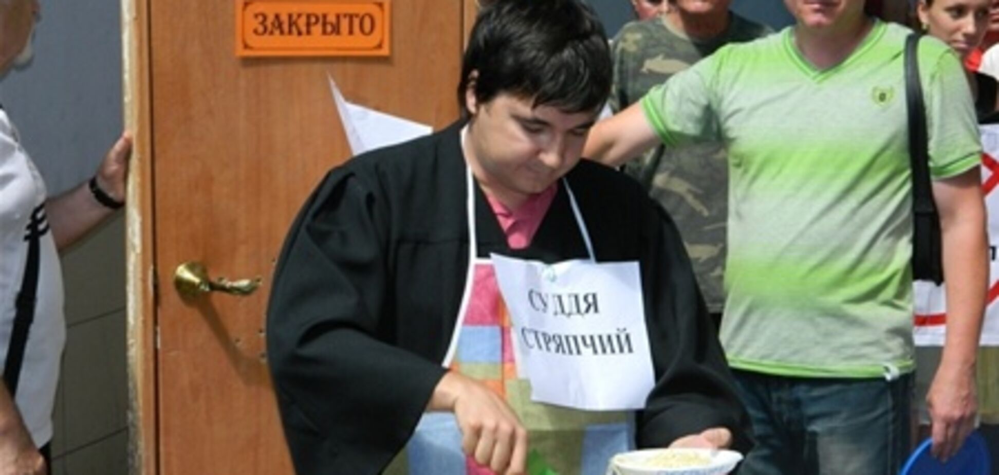 Под судом по делу Оксаны Макар всех желающих кормят лапшой. Фото