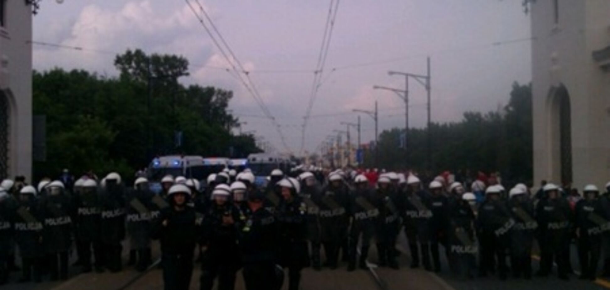 Полиция Варшавы успокаивала российских фанов стрельбой и водометами