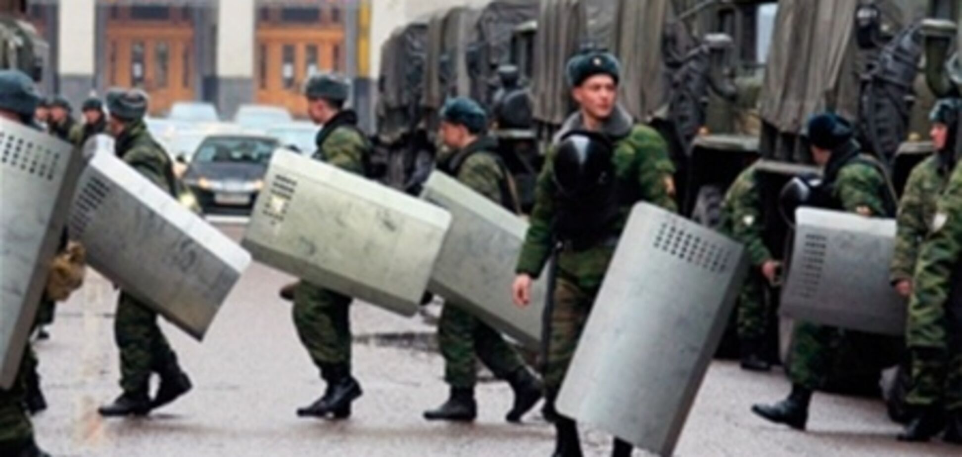 К митингу оппозиции в Москве стягивают военную технику