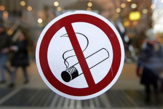 Янукович підписав закон про заборону куріння