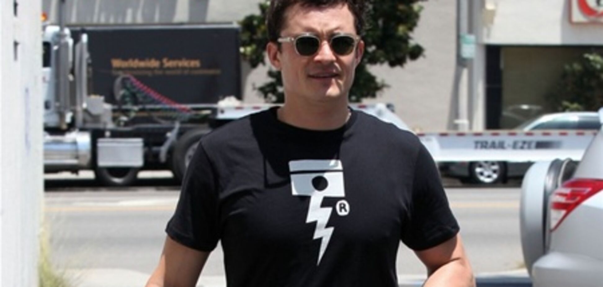 Орландо Блум носит футболку с намеком. Фото