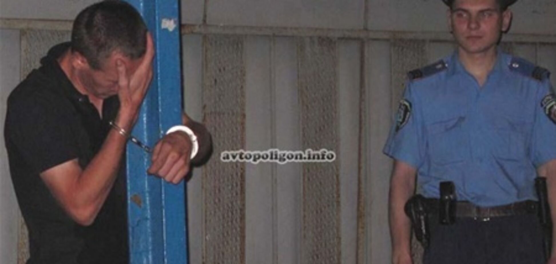 ДТП в Киеве: пьяного водителя пристегнули к остановке наручниками
