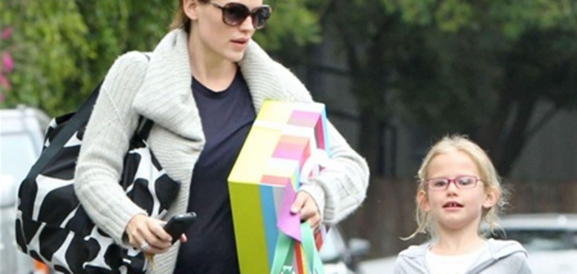 Дженнифер Гарнер везет дочь на вечеринку. Фото