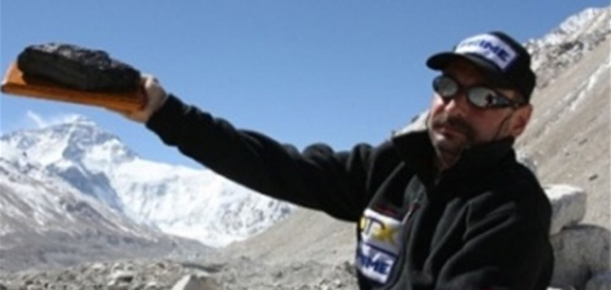 Альпинисты из Донецка поднялись на Эверест с углем и мячом