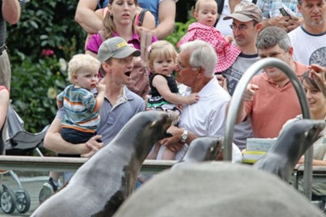 Харрис и Бартка отвели детишек в зоопарк. Фото