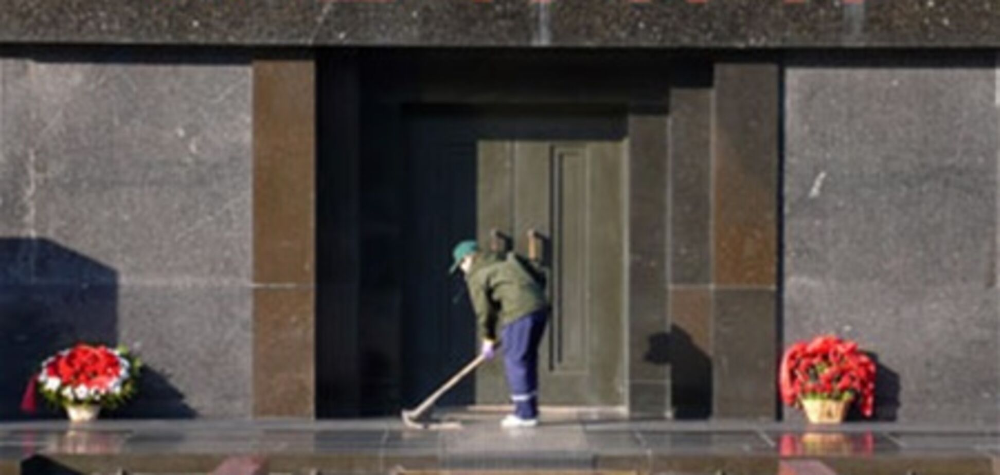 Три фракции Госдумы выступают за похороны Ленина