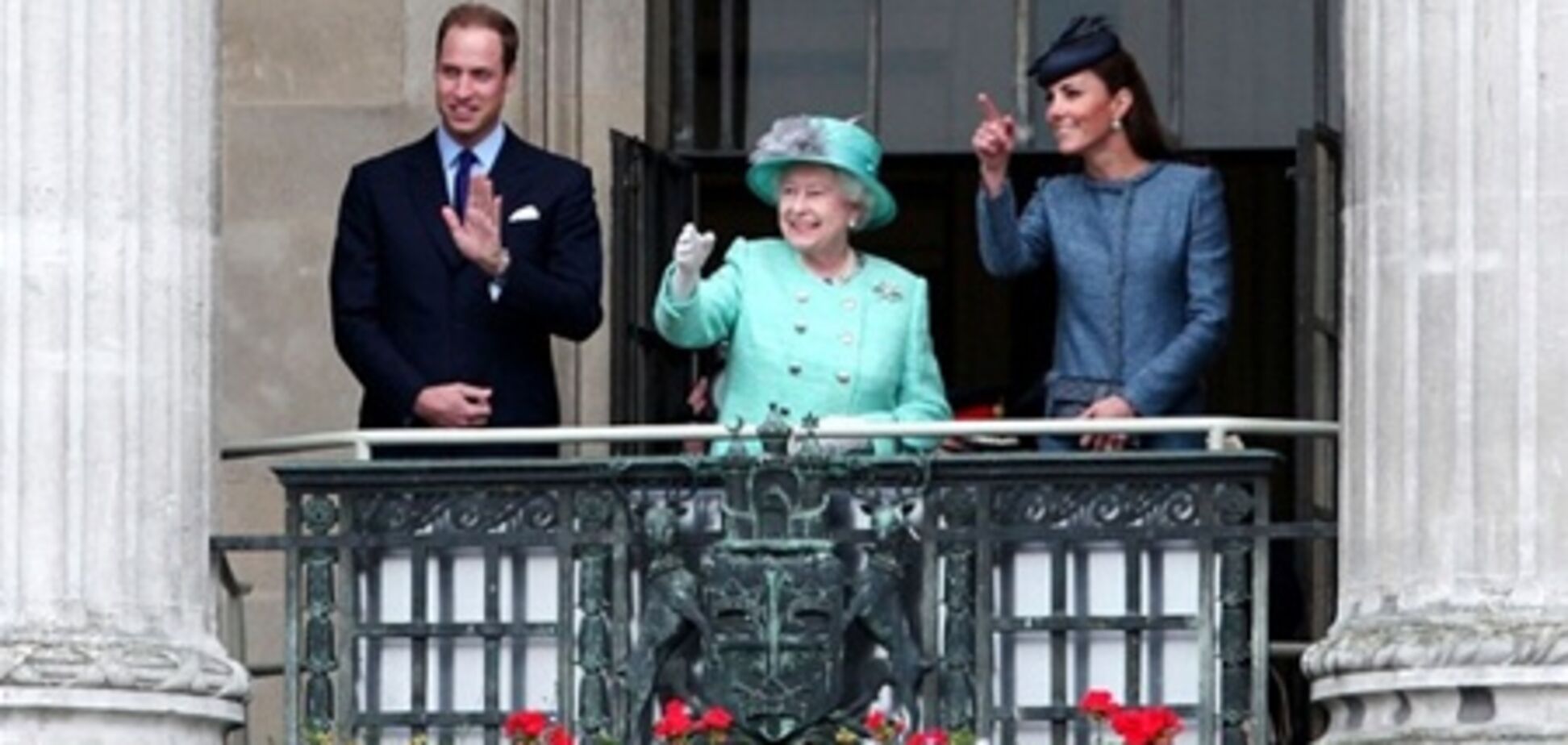 Елизавета II совершила визит в The Old Market Square. Фото