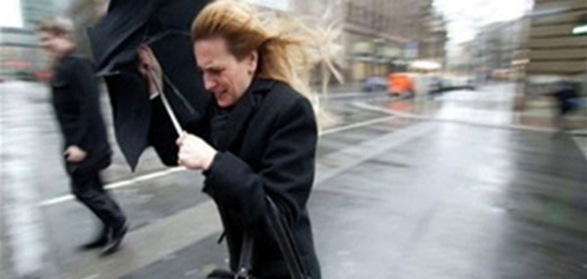 Непогода повредила и обесточила дома в двух областях: есть жертвы