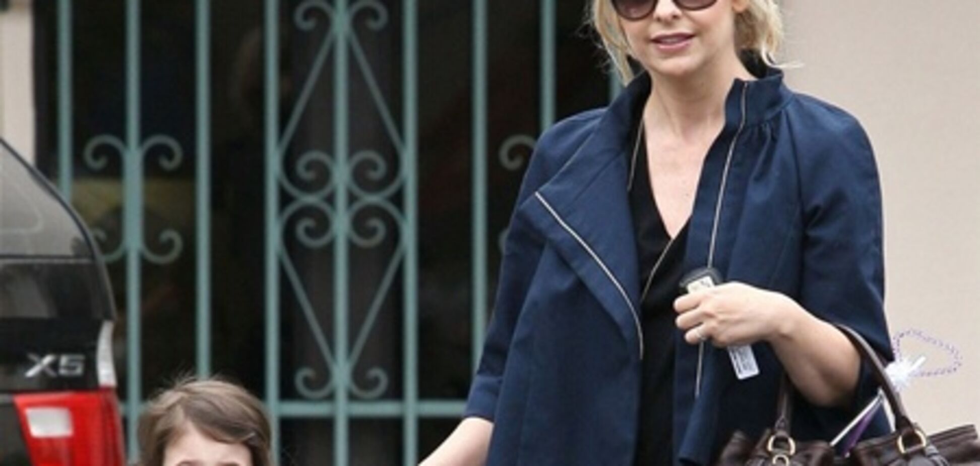 Геллар и Шарлотта проверили свои зубки. Фото