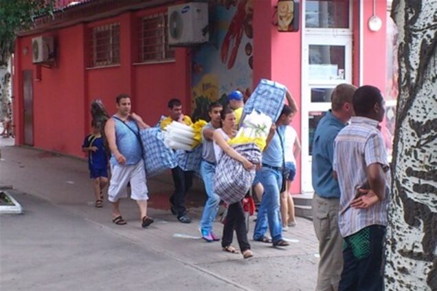 В Донецке еврофанам на каждом углу предлагают флаг Украины