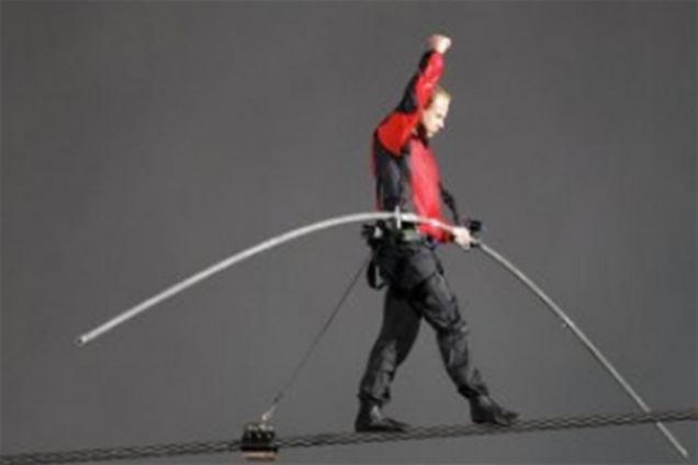 Знаменитый канатоходец пересек Ниагарский водопад. Фото