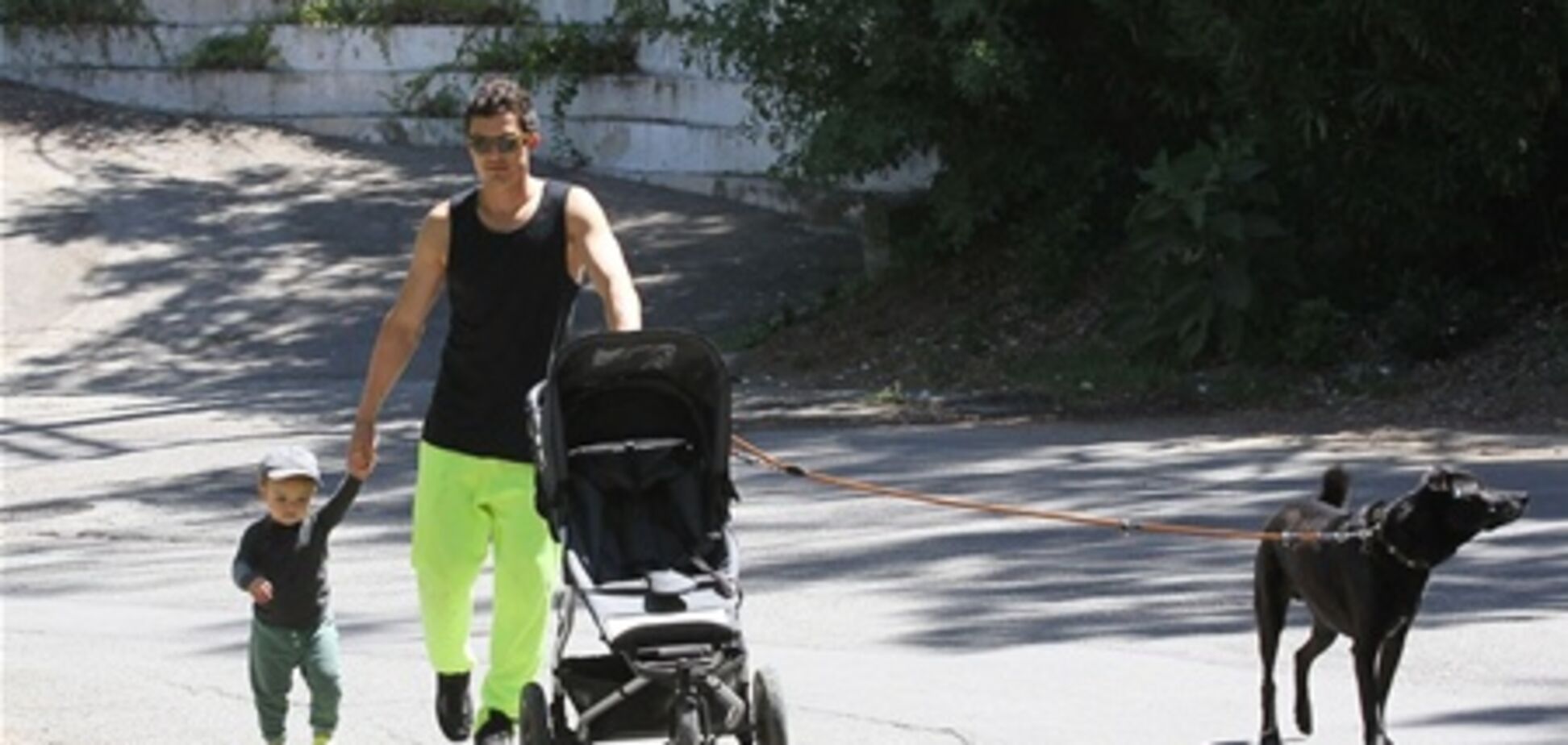 Орландо Блум гуляет с Флином за ручку. Фото