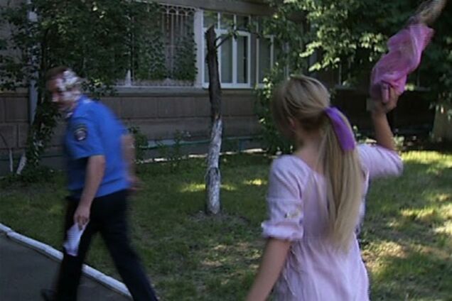 Femen бросили торт в лицо главы пресс-службы МВД