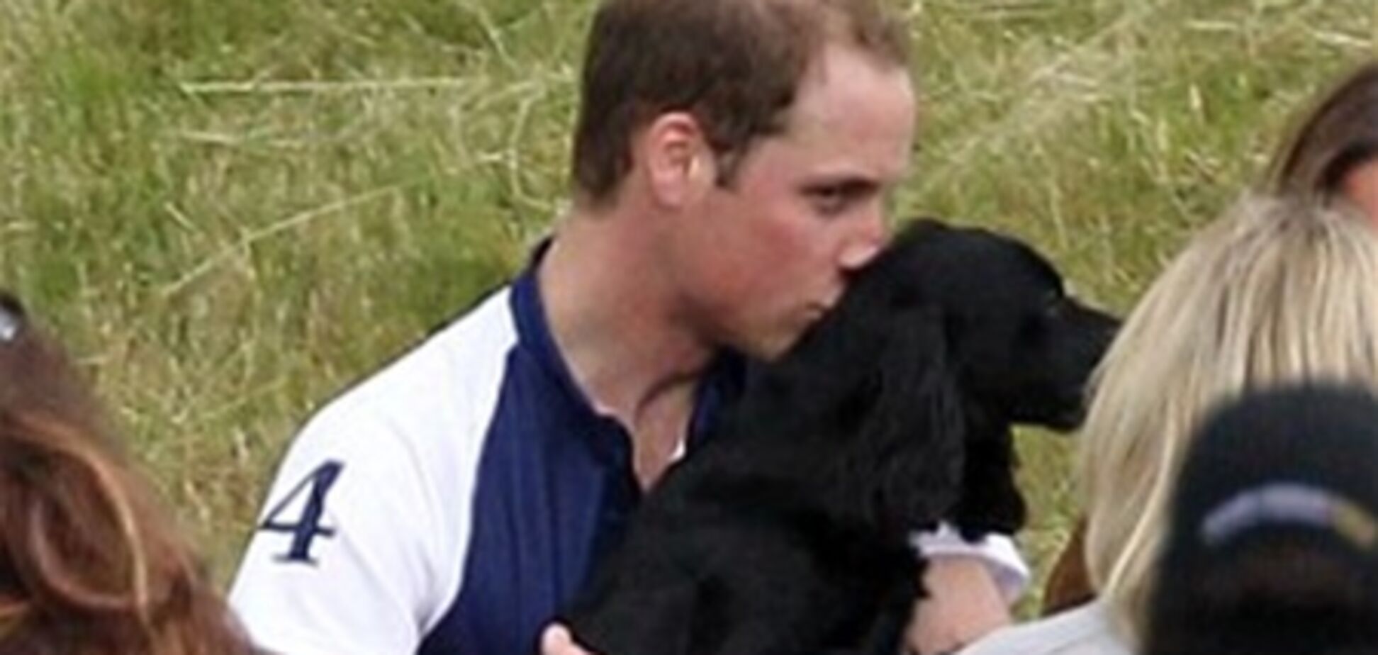 Принц Уильям и Кейт тискают своего песика. Фото