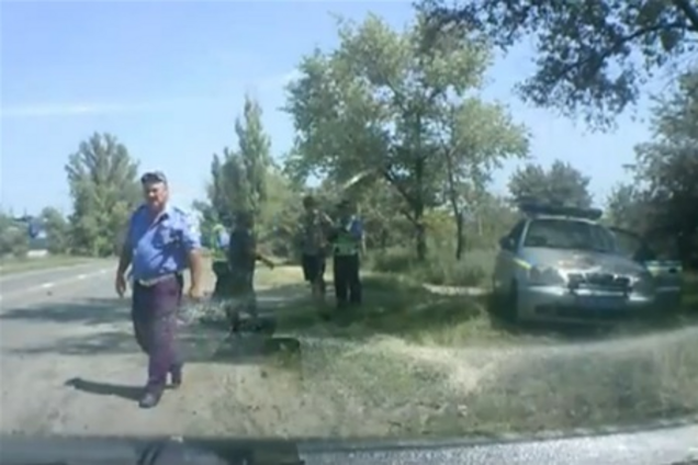 На Донбассе гаишник пригрозил 'отшлепать дубинкой' водителя