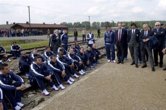 Сборные Италии и Голландии посетили Освенцим 