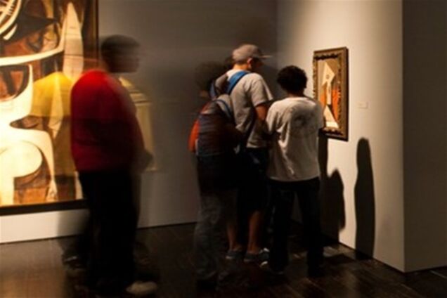 Вандал баллончиком с краской зарисовал шедевр Пикассо. Видео