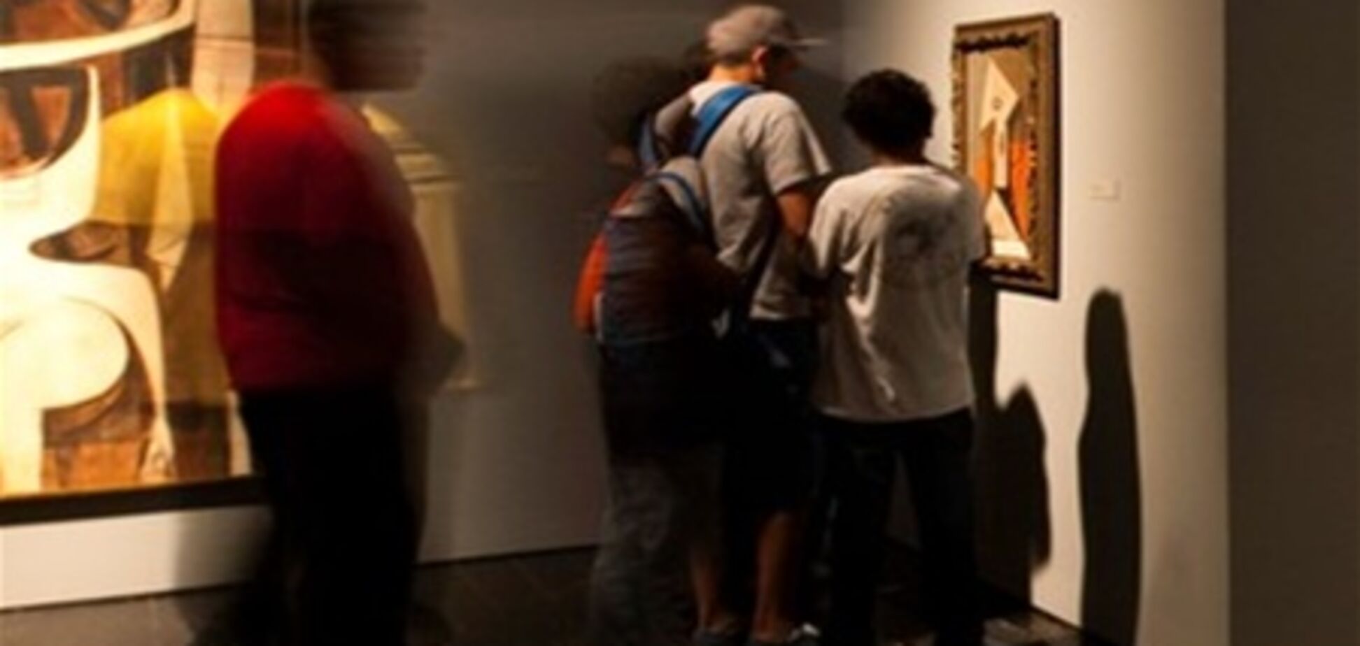 Вандал баллончиком с краской зарисовал шедевр Пикассо. Видео