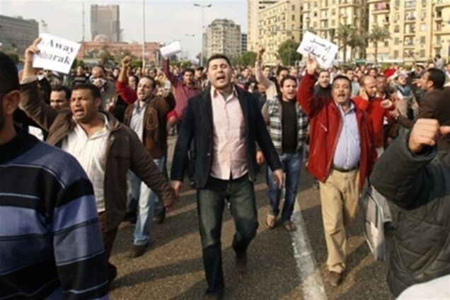 Египтяне протестуют против перехода власти к военным