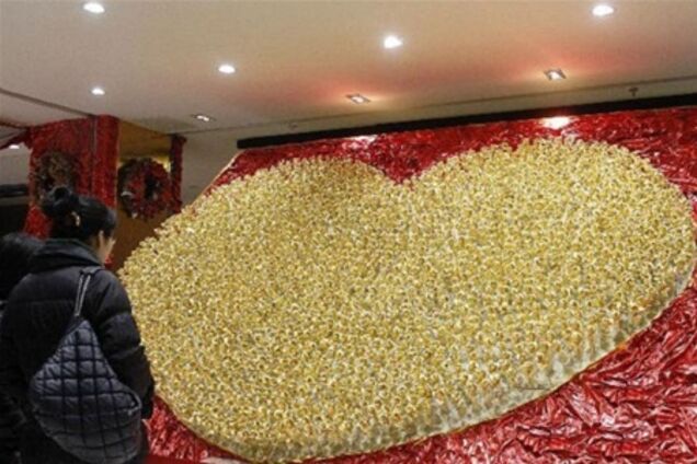 В Китае продают золотые розы. Фото