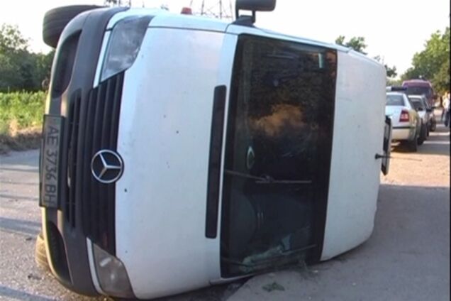 Пьяный маршрутчик протаранил Daewoo и перевернулся. Фото  