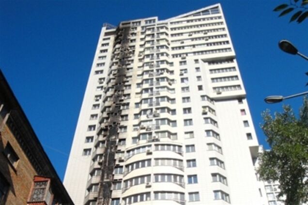 Многоэтажку на Шулявке тушили более часа. Видео