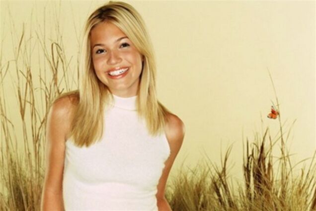 Страшно улыбчивая Мэнди Мур в золотых колосьях 